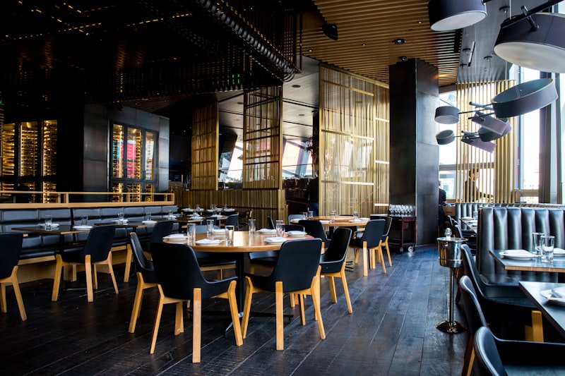 Salle du restaurant, ambiance chaleureuse en bois et lumière tamisée